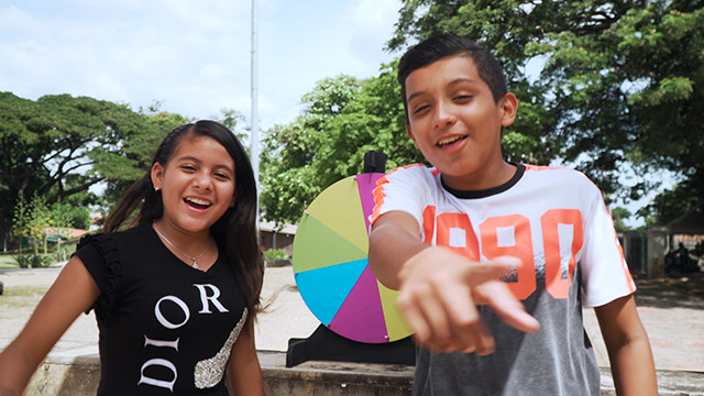 Niño señalando cámara, amigos colegiales, amigos colombianos, niños de colombia y venezuela, serie amigos sin fronteras, niños del colegio, series para niños, series de señal colombia, series gratis, series online