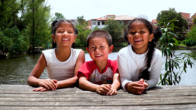 Amiguitos de antioquia, amistades que brillan, jugar en la escuela, serie amigos sin fronteras, niños del colegio, series para niños, series de señal colombia, series gratis, series online