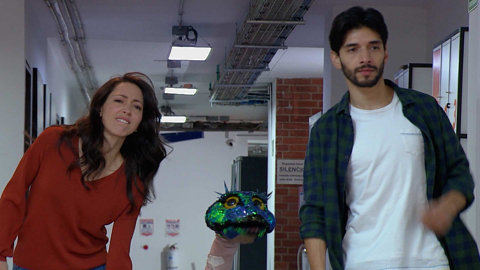 dos adultos en un pasillo con una culebra