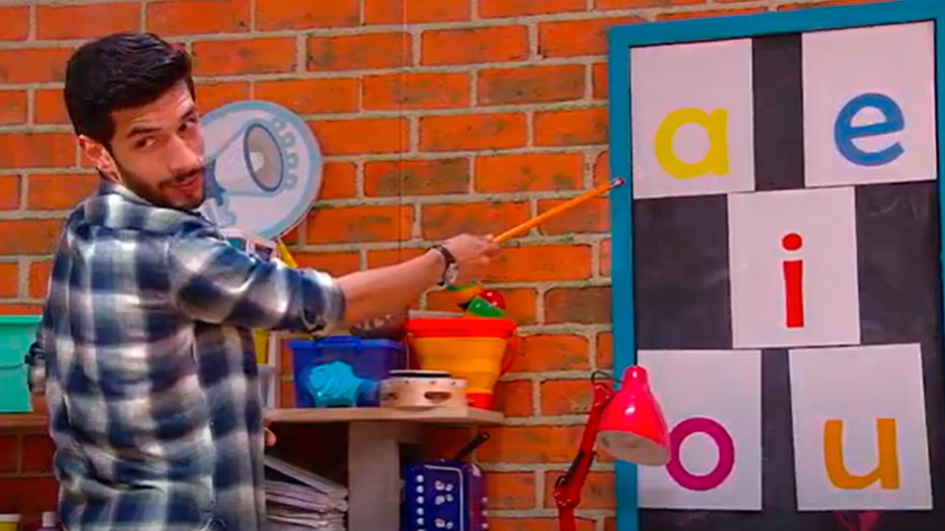 Hombre enseñando las vocales 