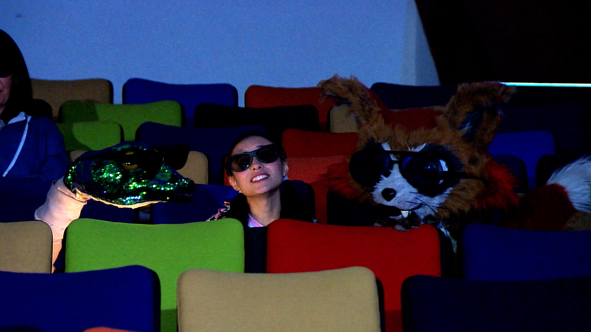 dos peluches y una mujer en cine