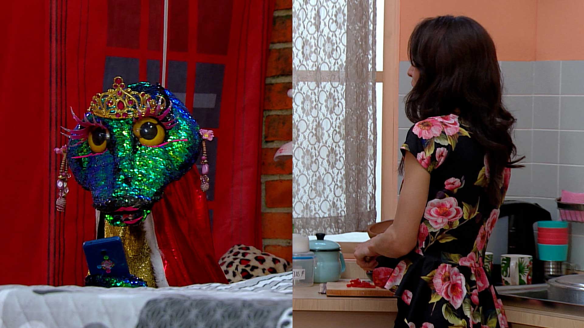 serpiente de lentejuelas usando una corona y mujer en la cocina 