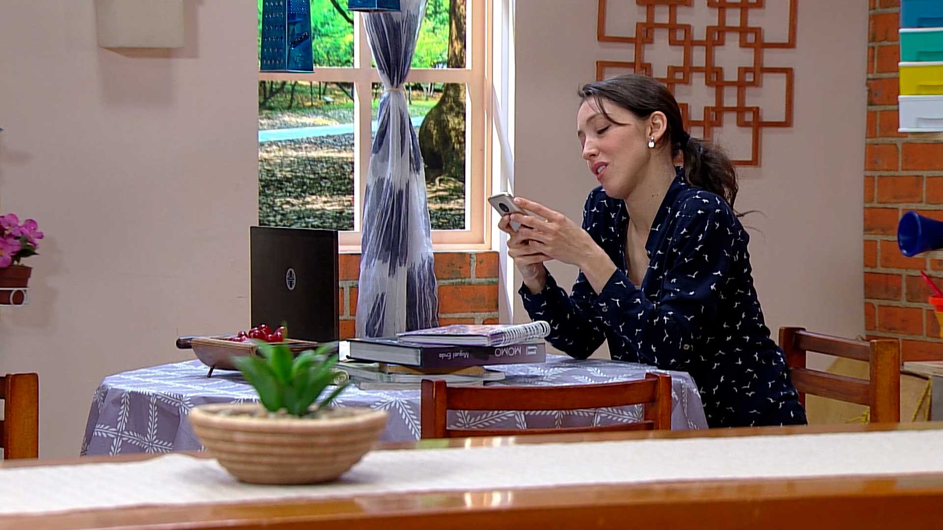 mujer chateando en la mesa del comedor