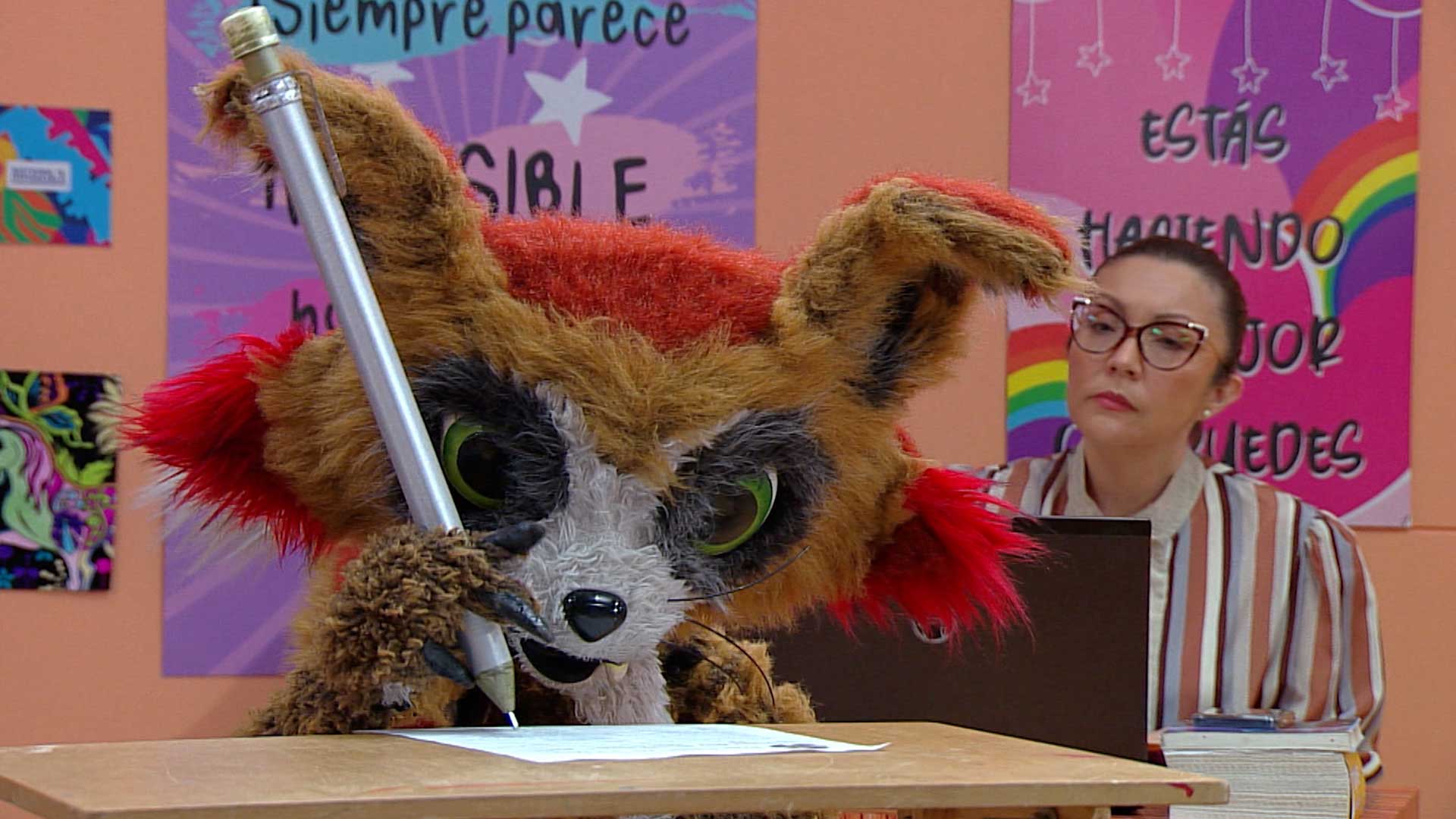 zorro estudiando en el salón con la profesora detrás