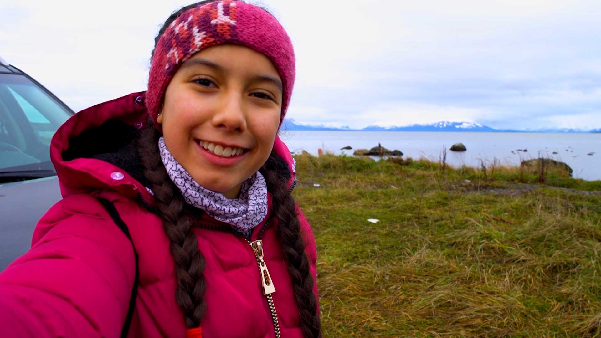 Mujer posa frente a un glaciar 