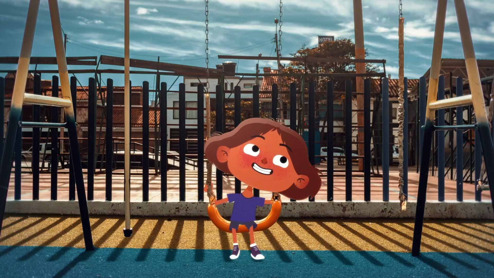 Niño sonriente en los columpios 