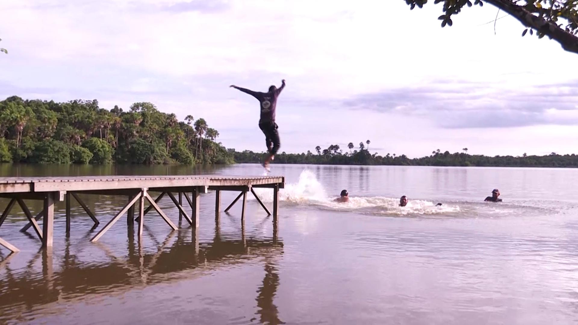 Persona saltando de un muelle, departamento del guaviare, cerro azul, conocer la cultura colombiana, series academicas, series colombianas, series de señal colombia, series online, series gratis