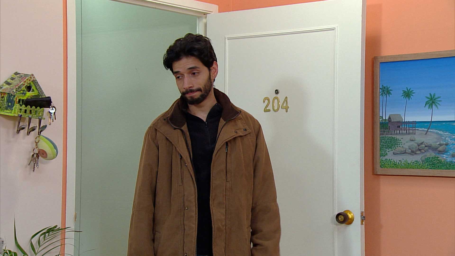 hombre en la puerta con cara de decepción