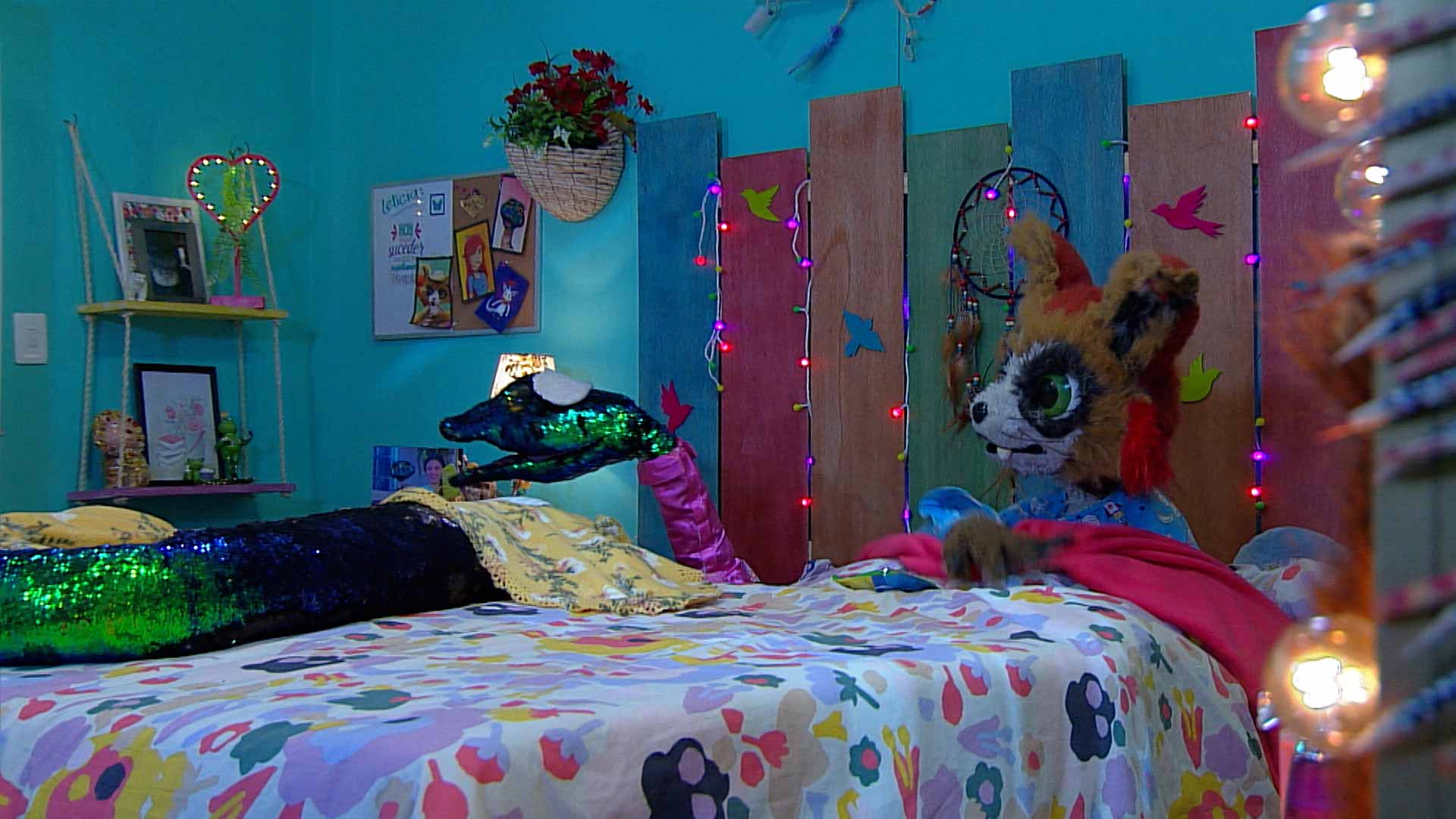 zorro y serpiente de peluche en medio del drama