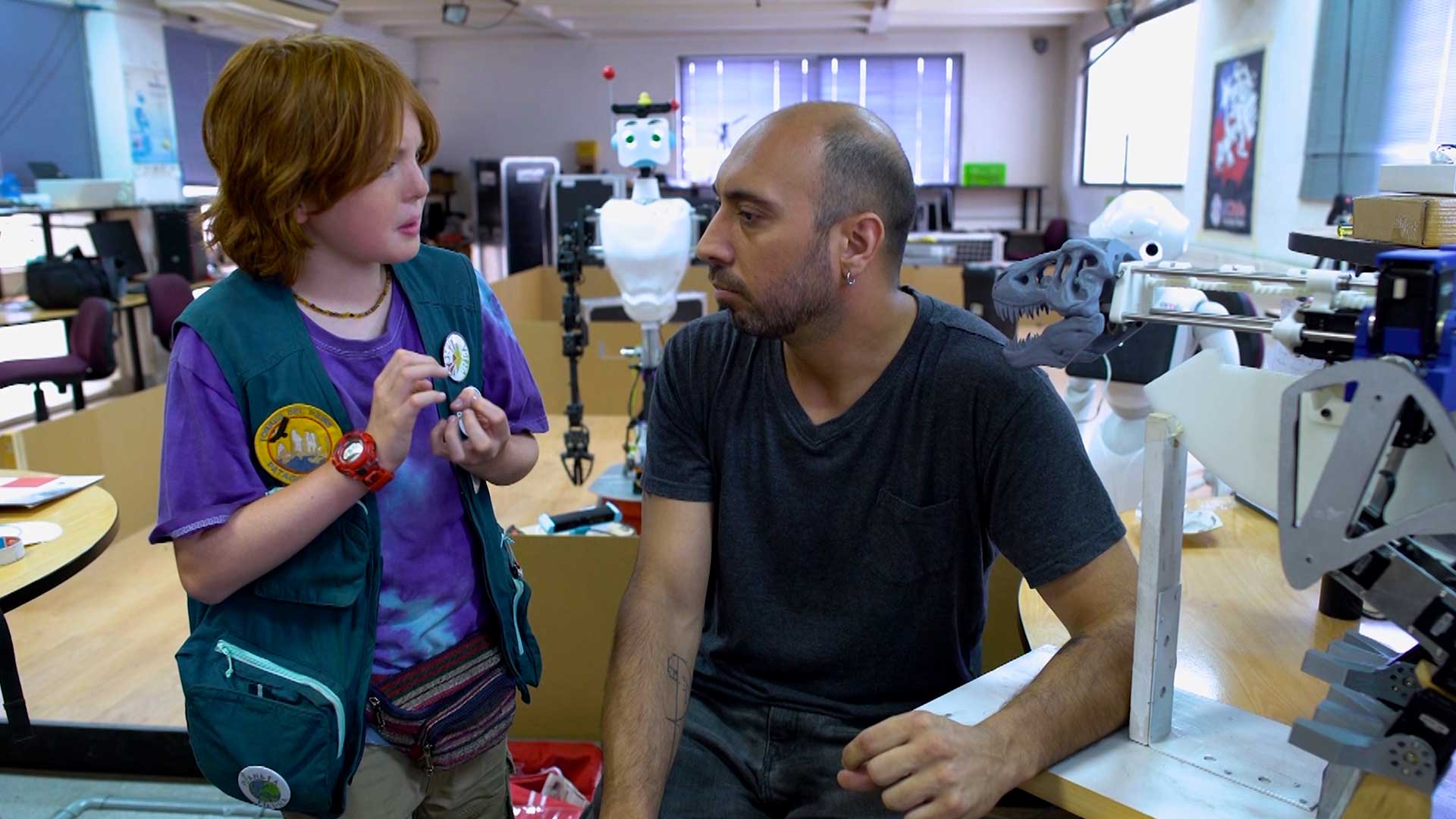 Dino exploradores examinando opciones