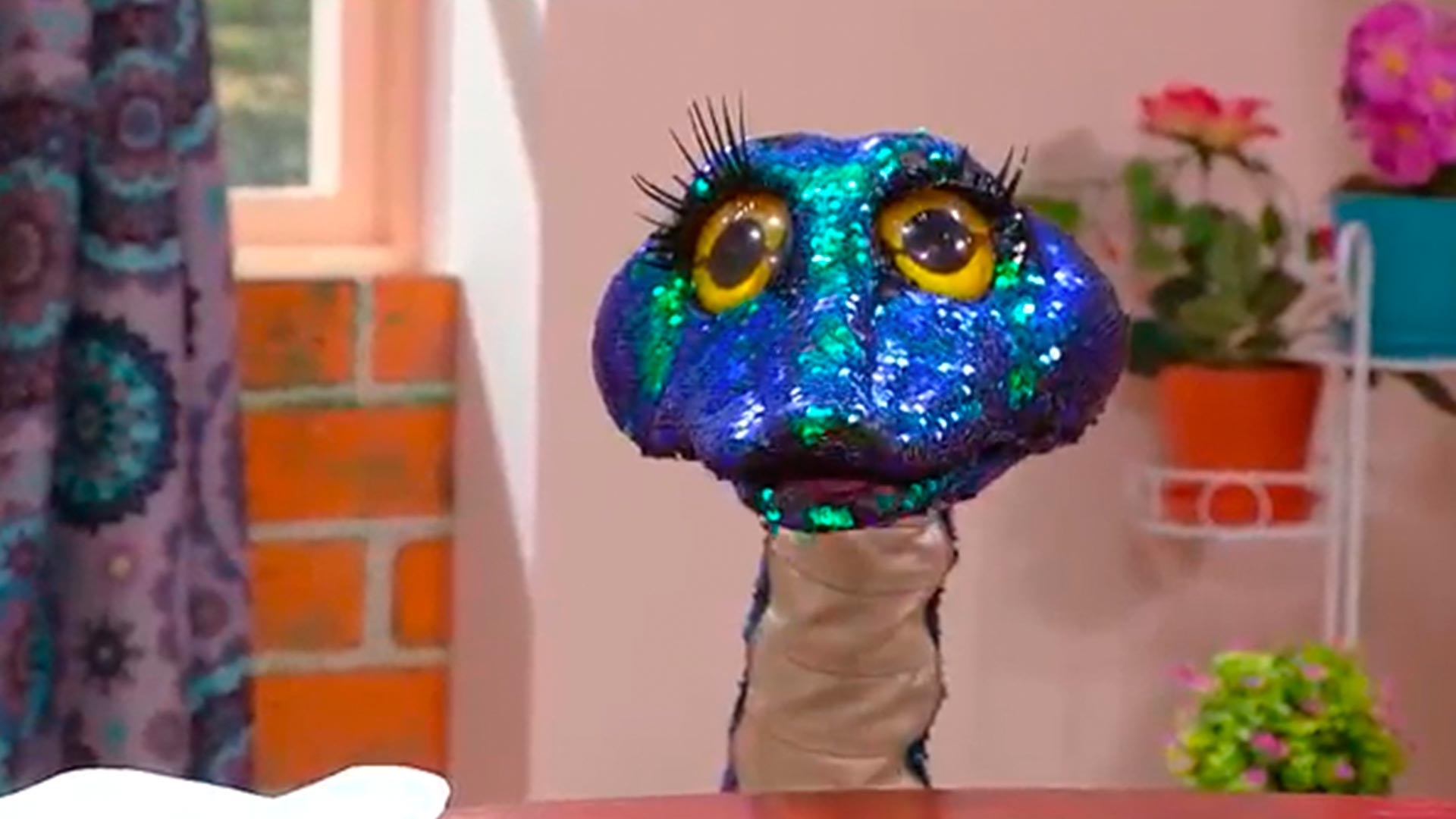 serpiente de peluche con escamas de lentejuelas
