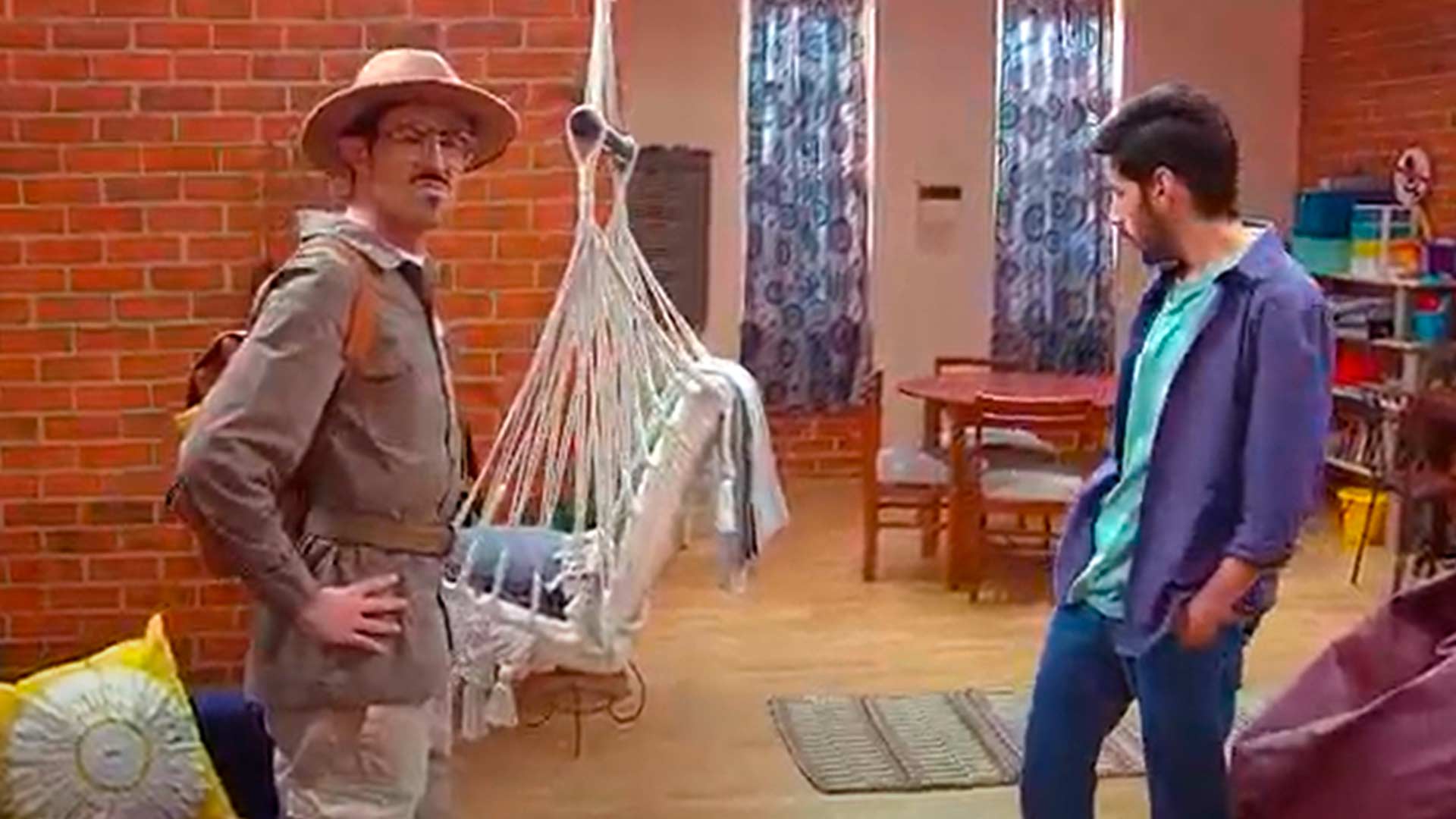 cazador de animales exóticos interrogando a un hombre en su casa