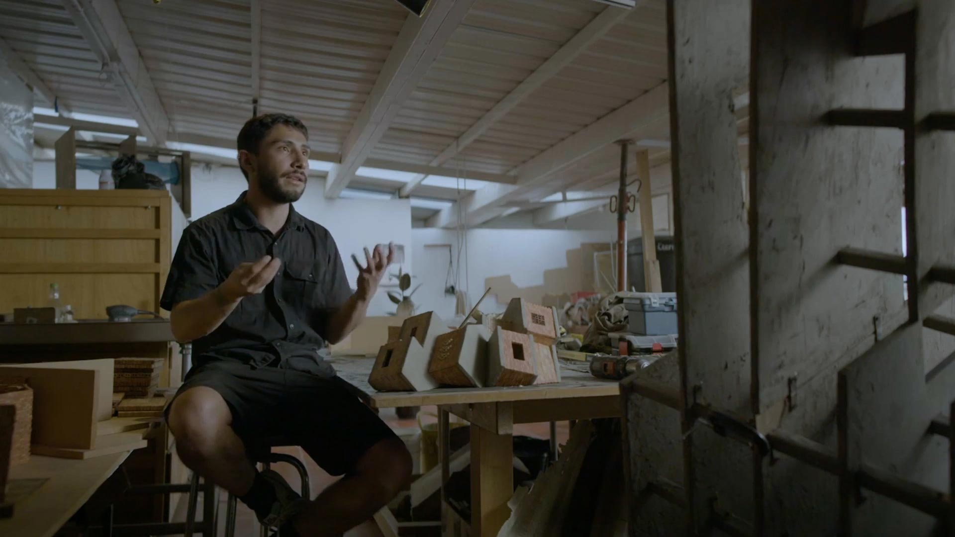 Conoce la obra del artista colombiano Mauricio Salcedo en Extramuros, disponible ahora en la plataforma de streaming RTVCPlay