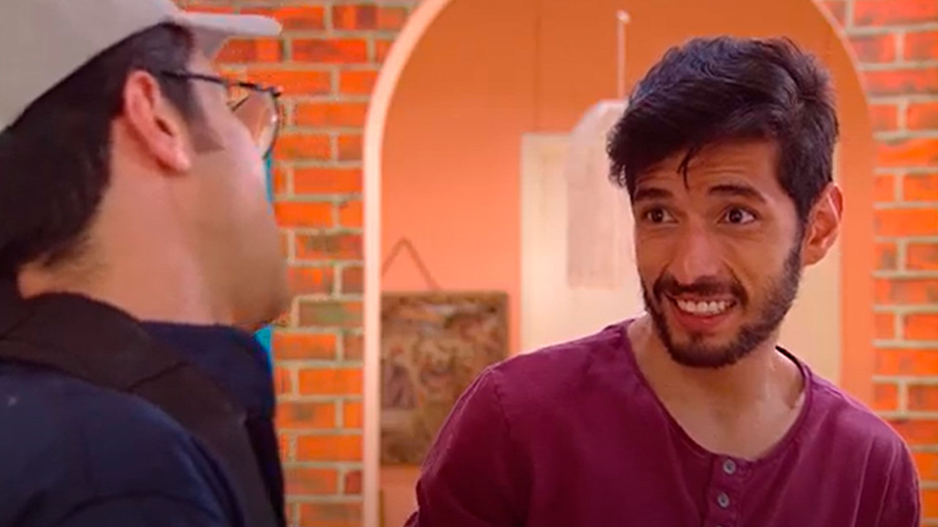 hombres mirándose agriamente