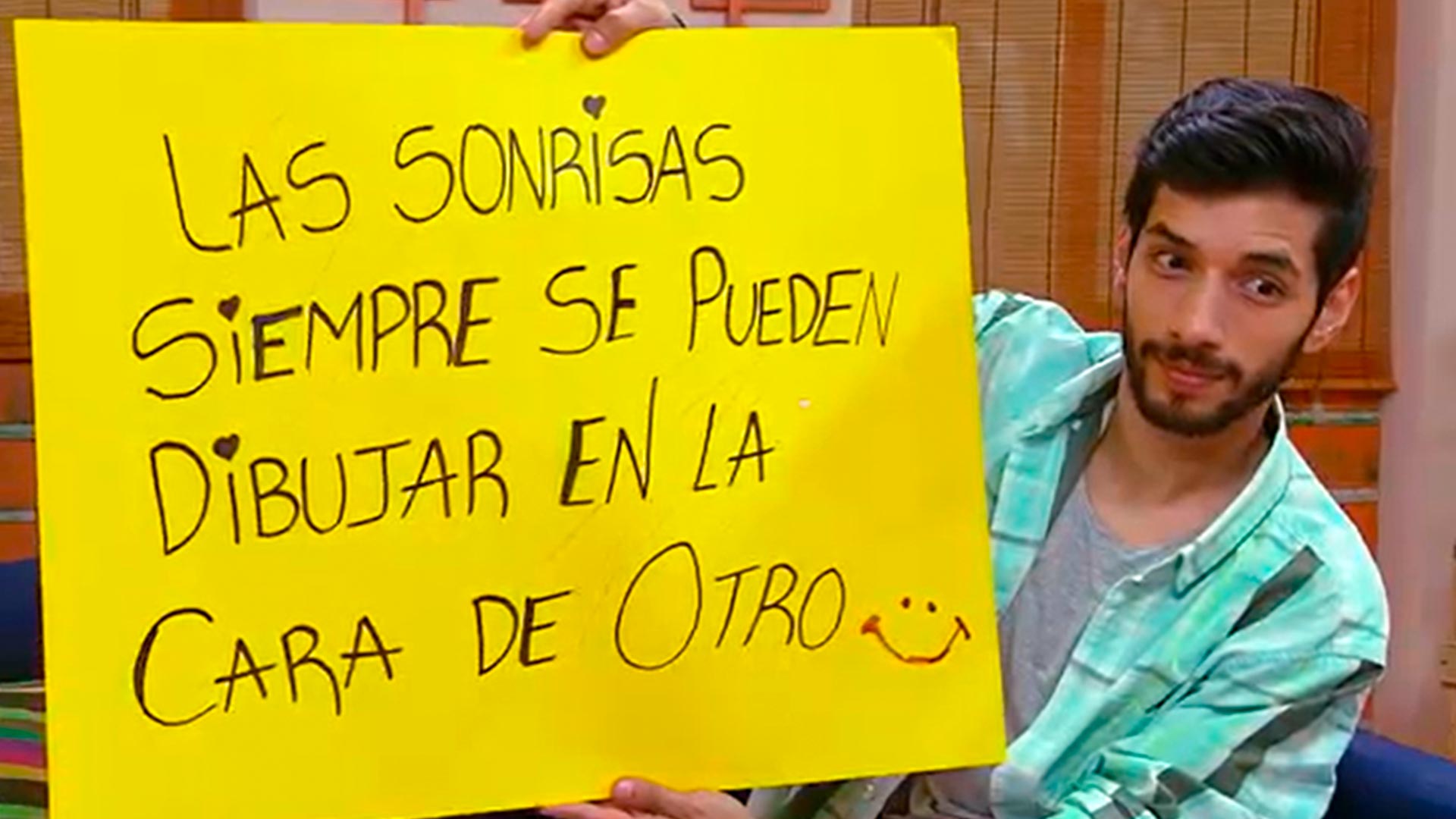 Hombre mostrando un letrero con un mensaje alentador 