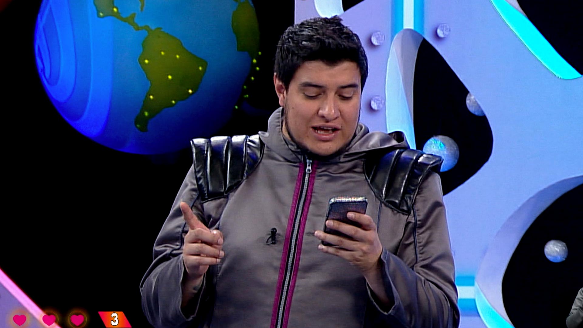 hombre viendo su celular