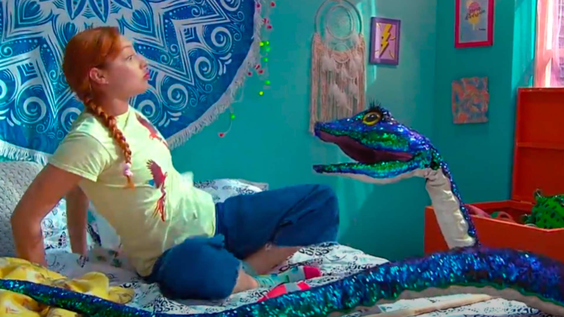 niña peliroja asustada por una serpiente de lentejuelas 