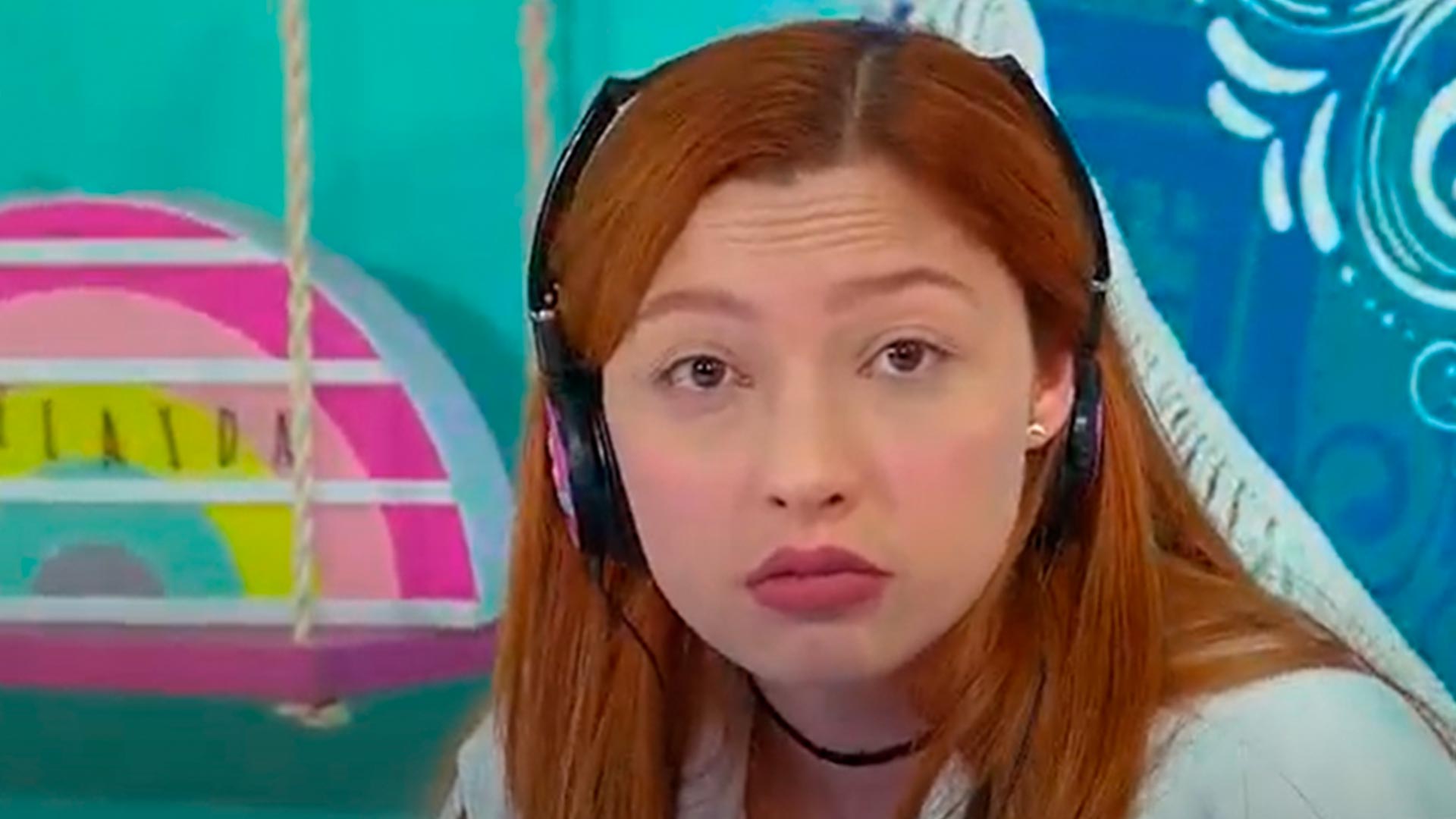 Adolescente con diadema de audífonos negros 