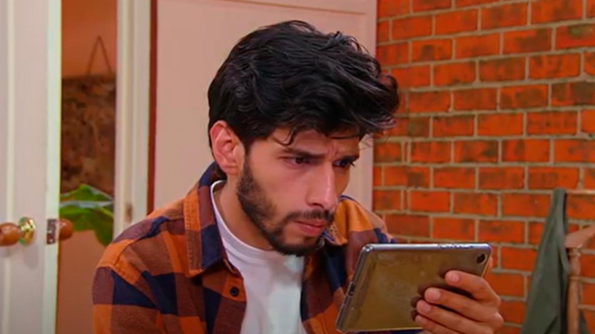 hombre mirando fíjamente su celular 