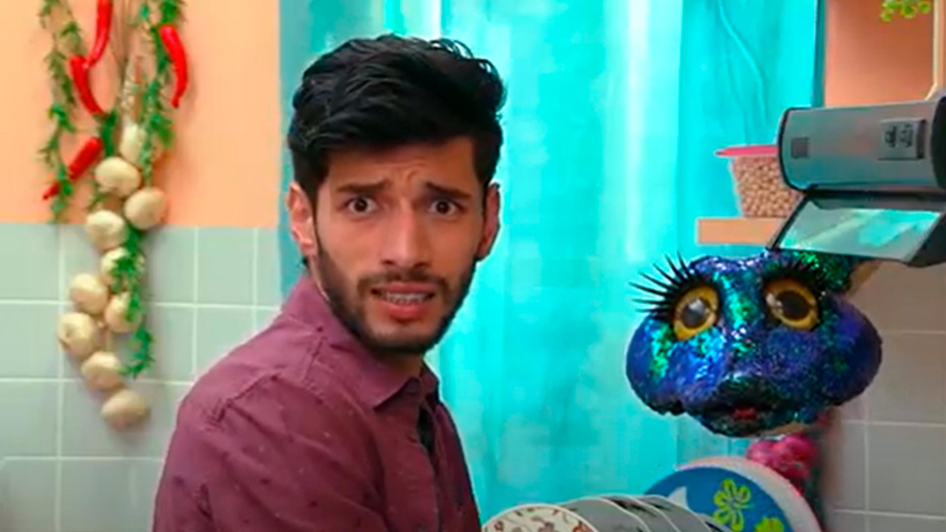 hombre y serpiente de lentejuelas sorprendidos