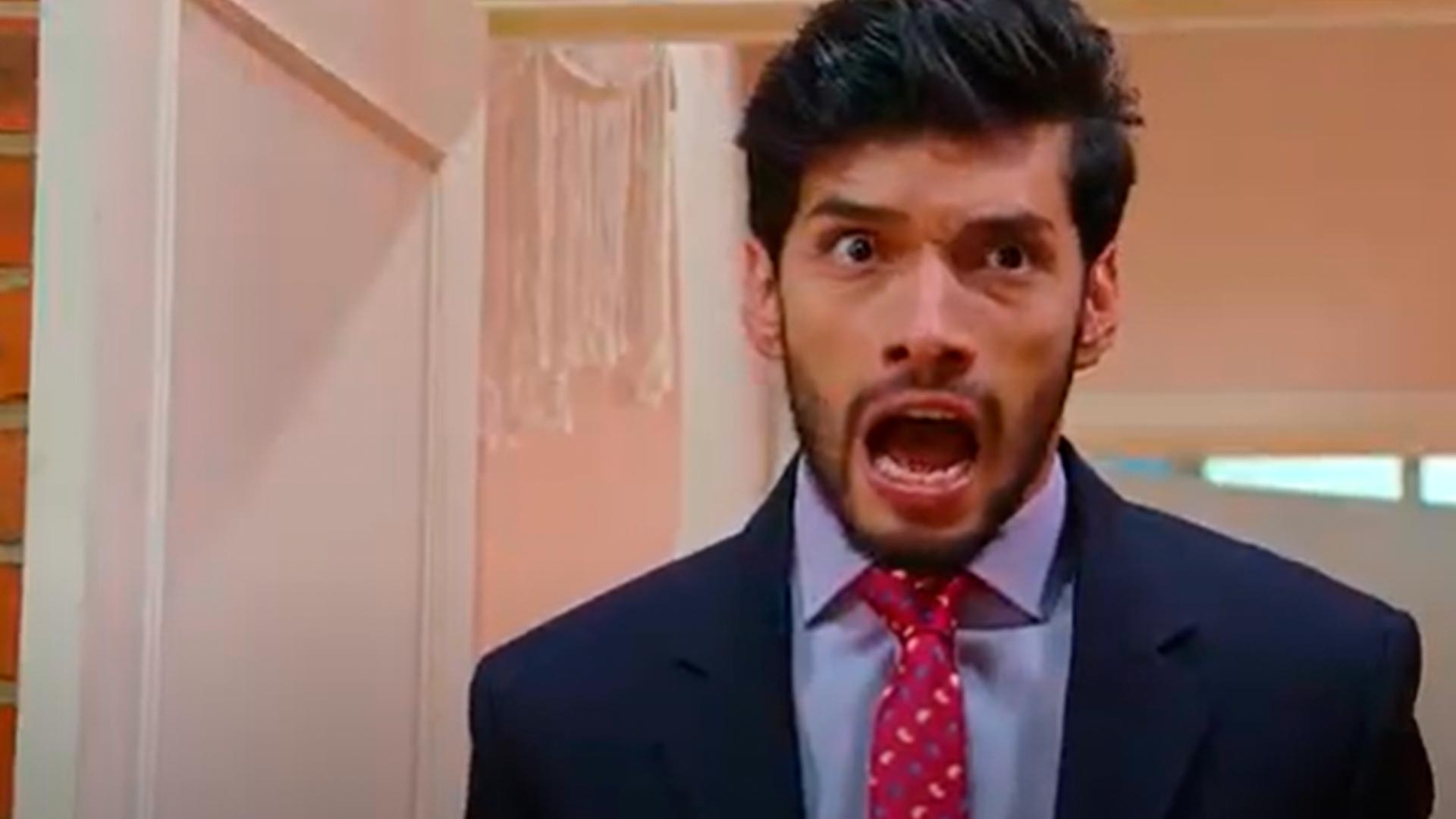 Hombre con traje gritando 