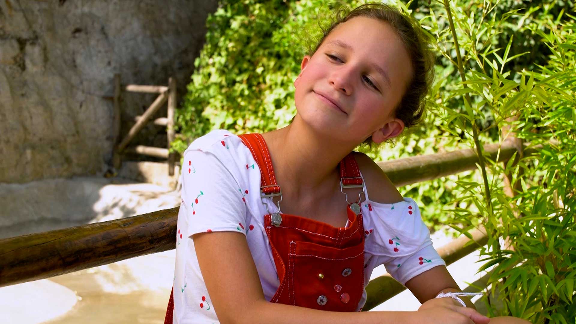 Dino Exploradora feliz con los ojos cerrados tomando el sol