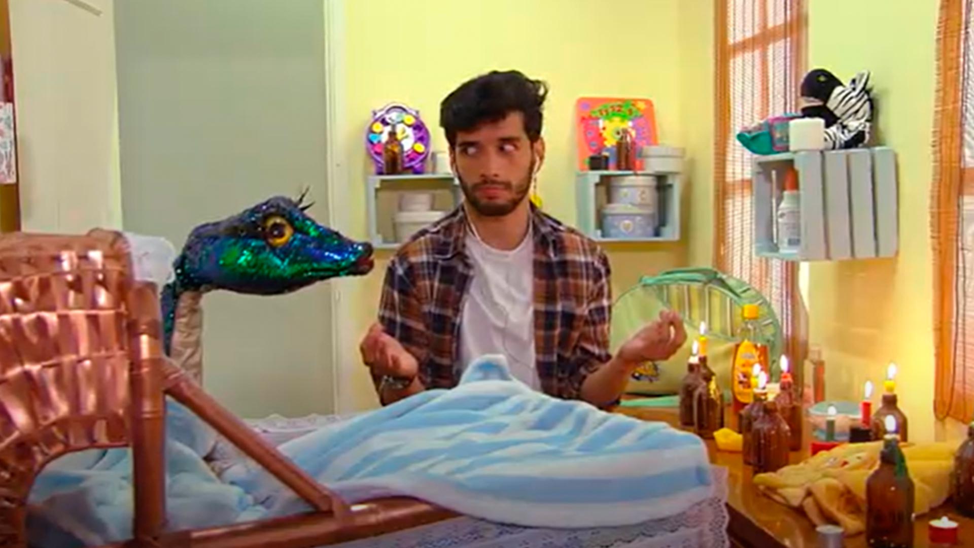 Hombre prendiendo velitas con serpiente de peluche