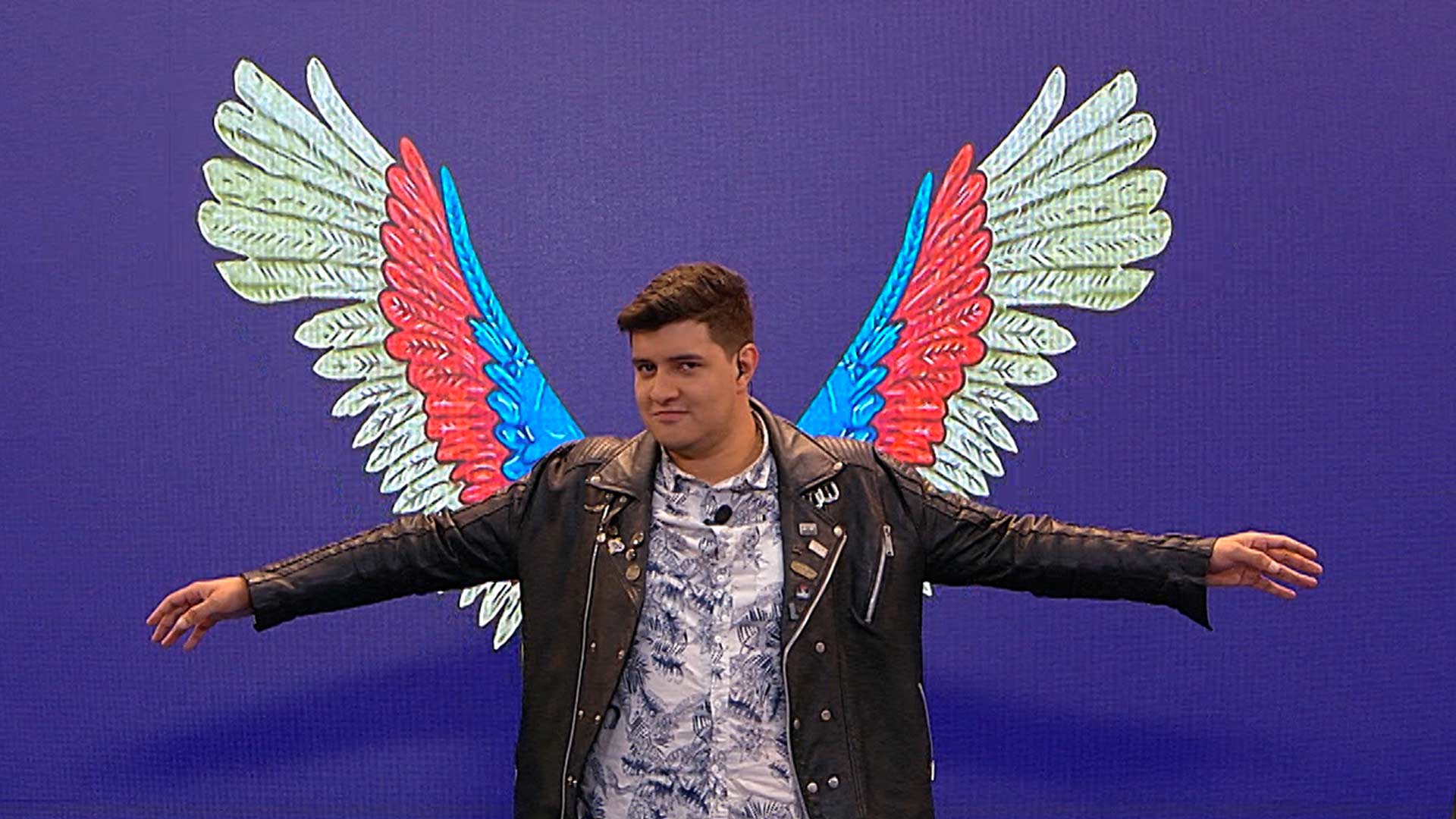 Samuel se pone unas alas para volar