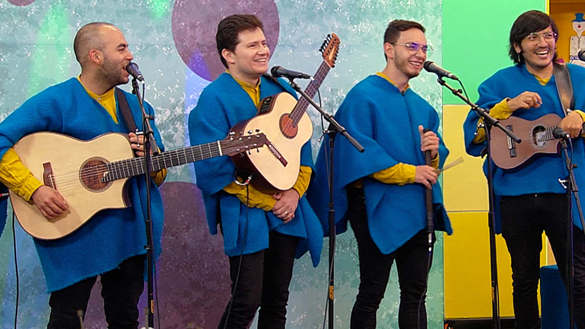 Los Rolling Ruanas tocan música colombiana