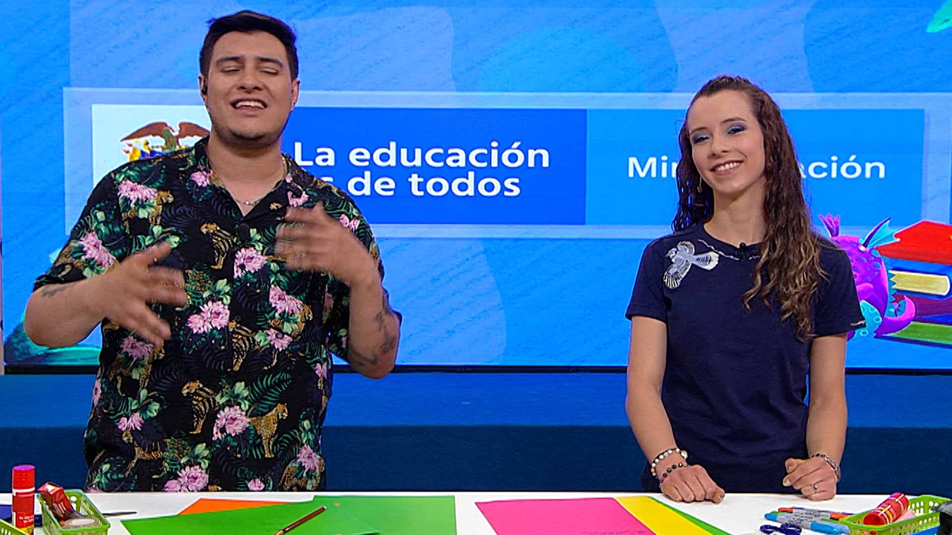 Cami y Sammy presentando un capítulo de profe en tu casa