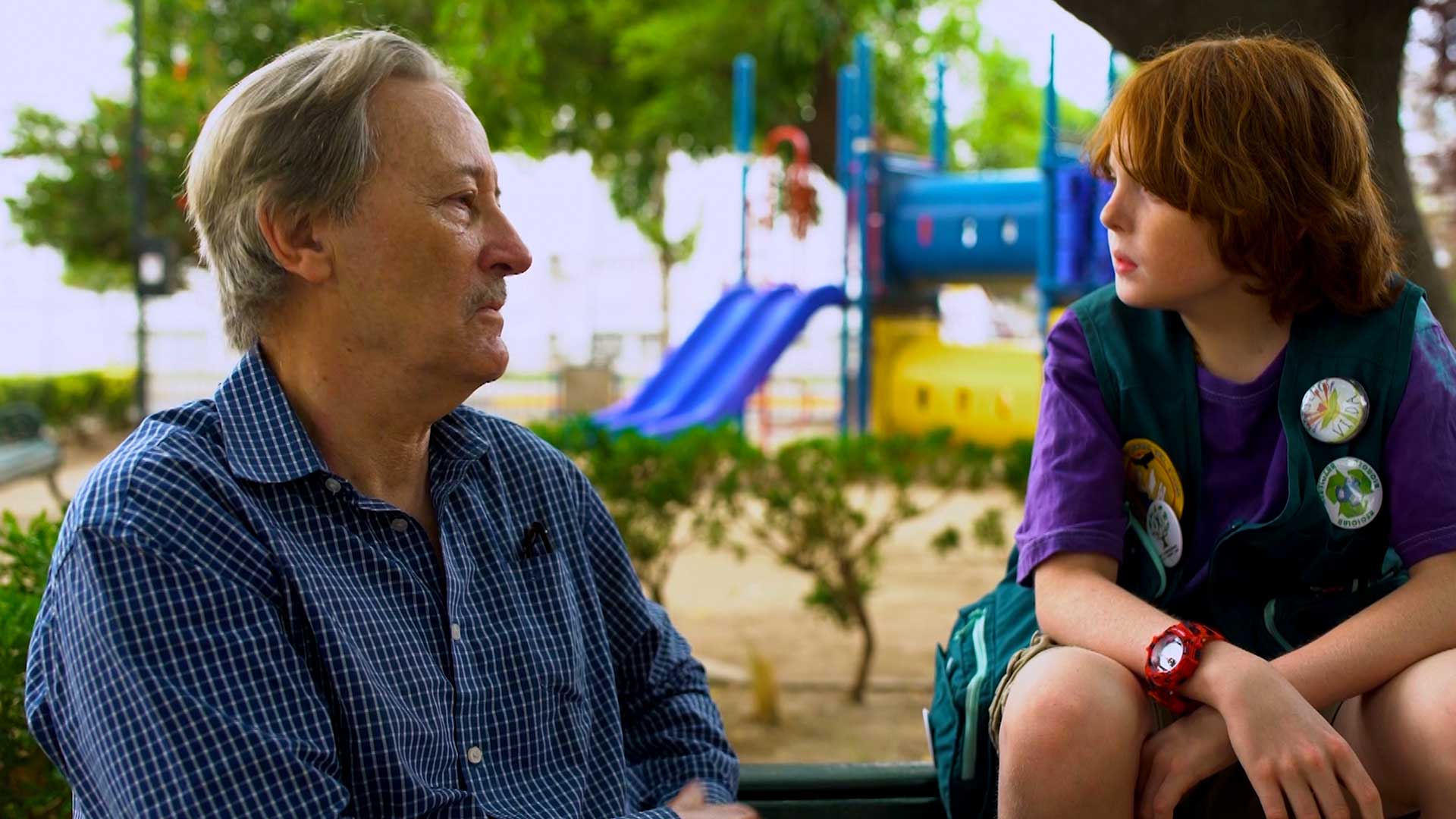 Dino explorador hablando con un señor 