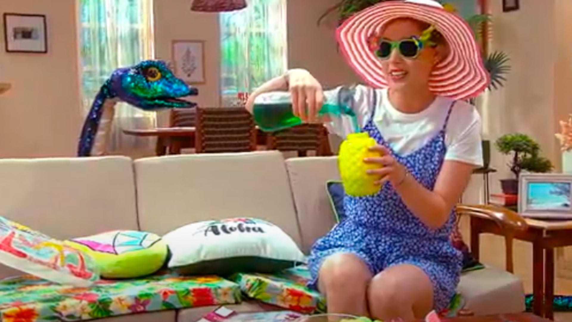 Mujer con ropa de playa en su casa con su serpiente de lentejuelas 