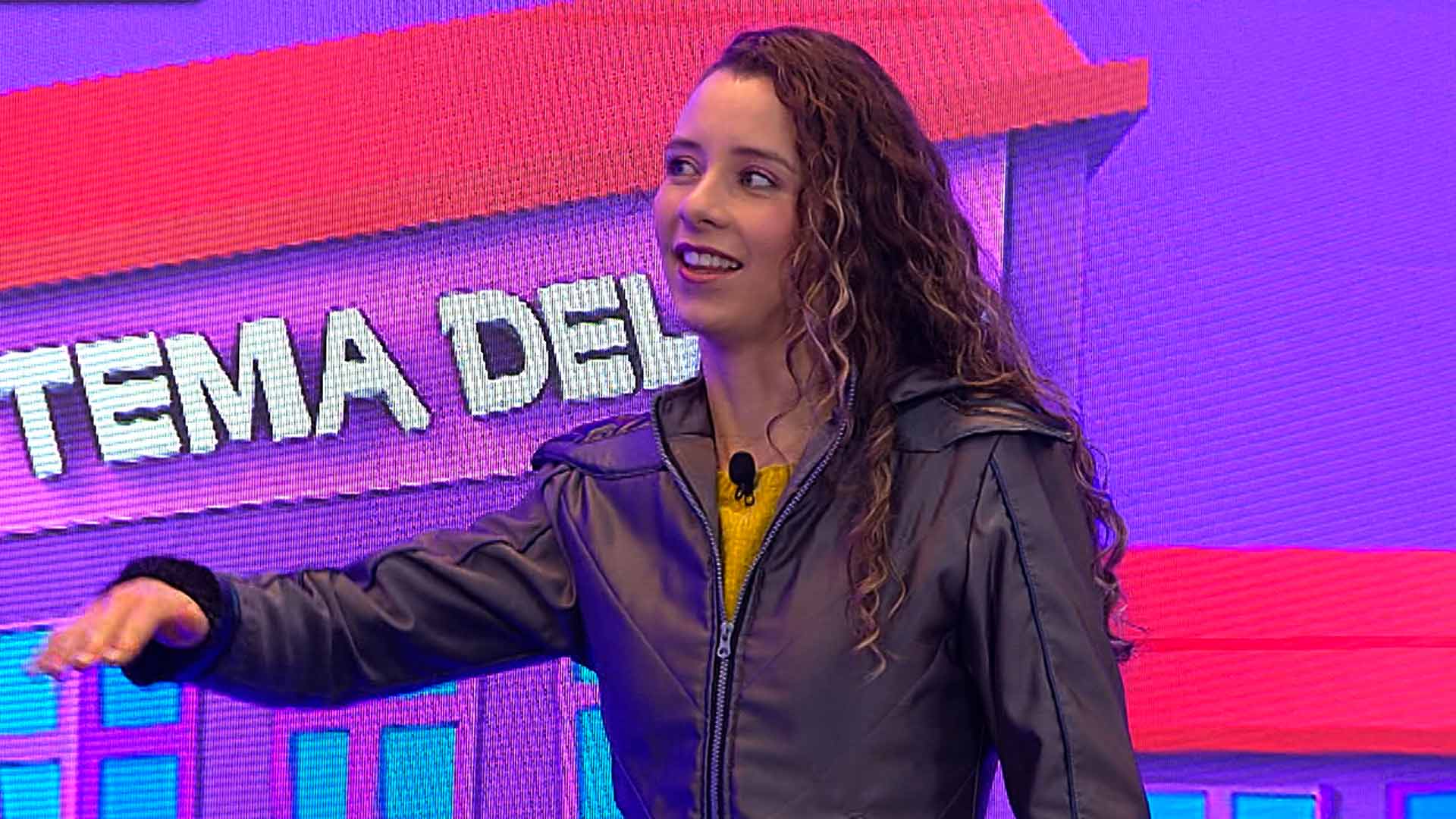 Sammy frente a un tablero rosa