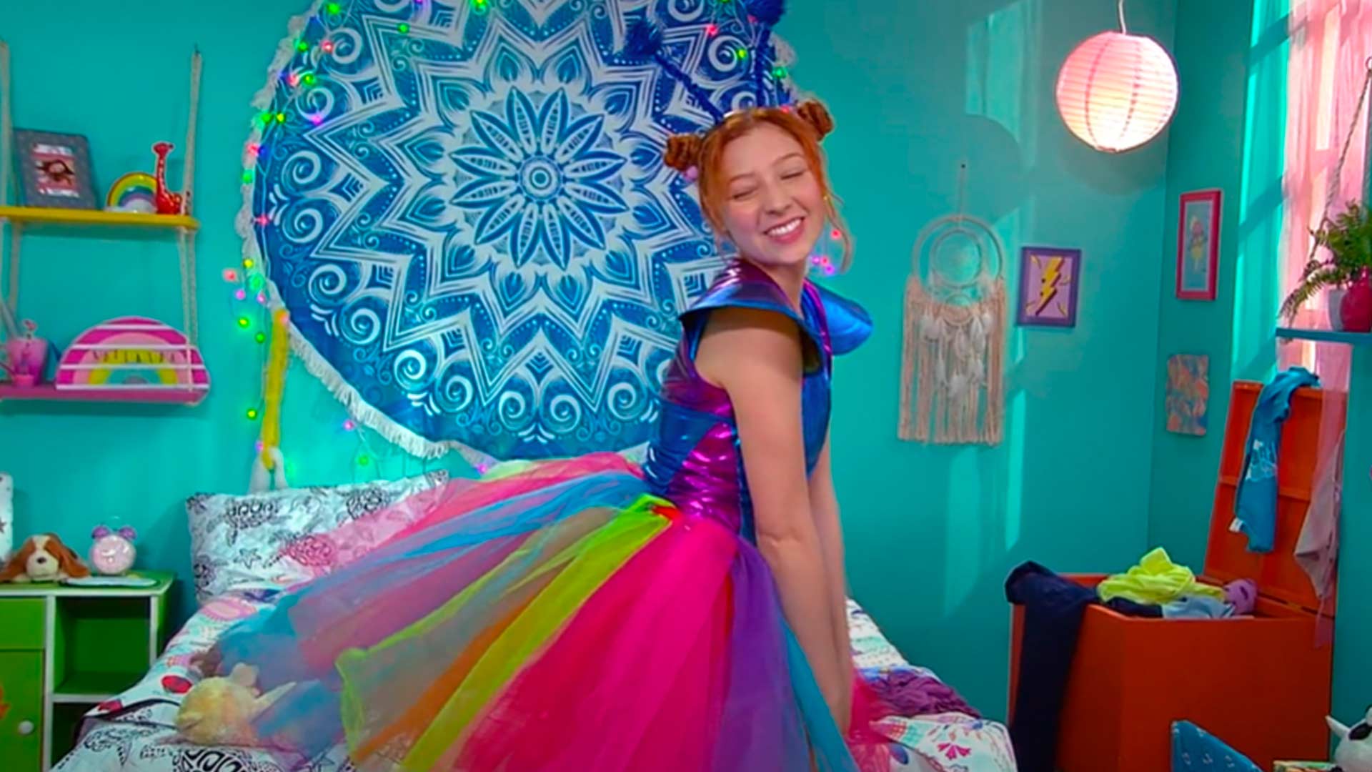 niña peliroja en su cuarto vestida con tutú de colores