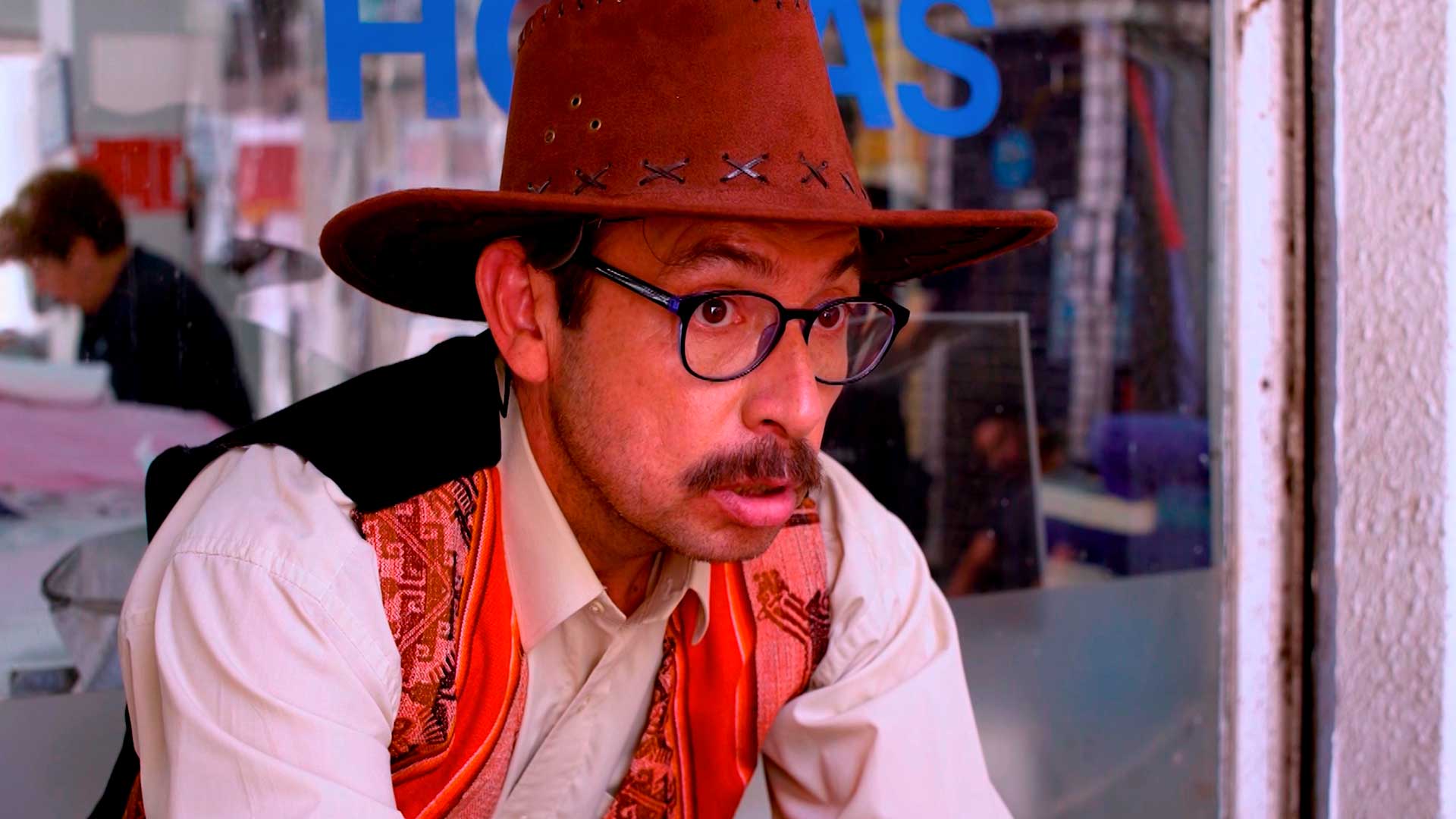 Explorador experto en fósiles con sombrero