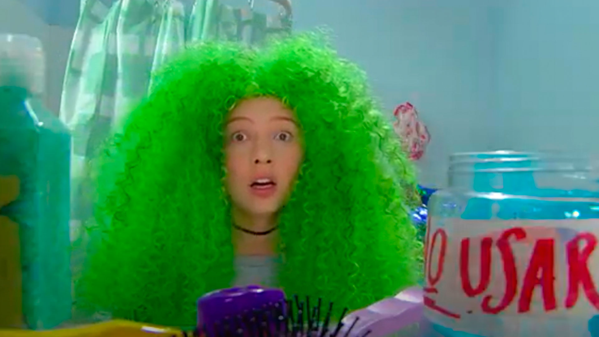 niña con peluca verde rizada