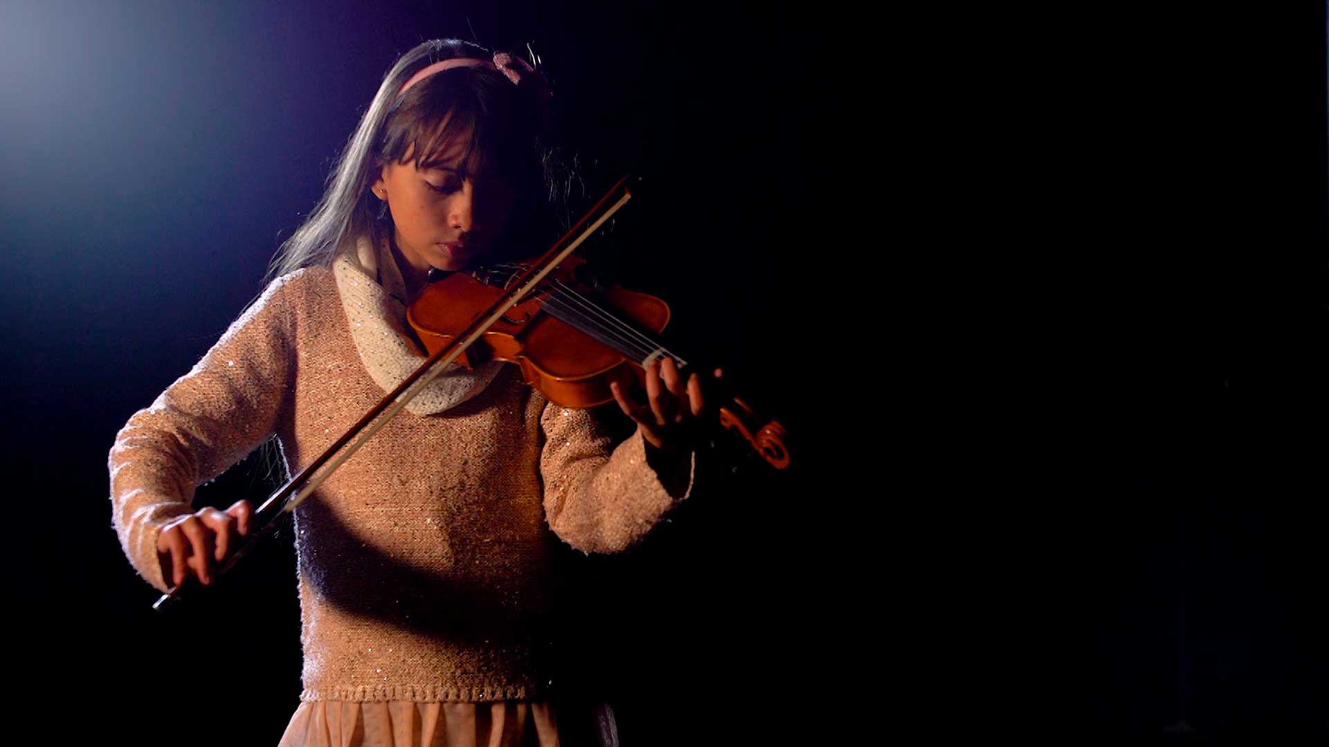 niña tocando violín 