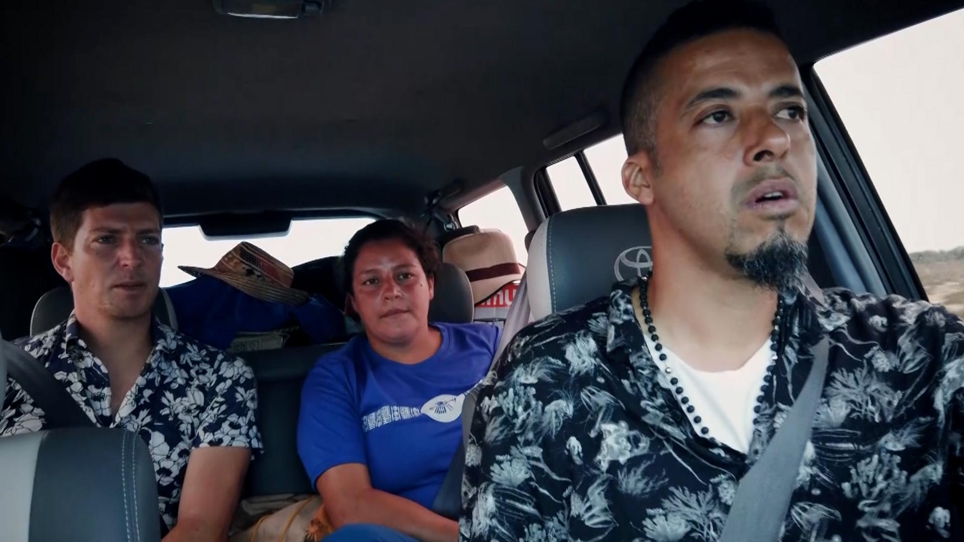 tres personas en dentro de una camioneta, guajira, reto cultural, salinas de manaure, deportes extremos en colombia, conocer la cultura colombiana, series academicas, series colombianas, series de señal colombia, series online, series gratis