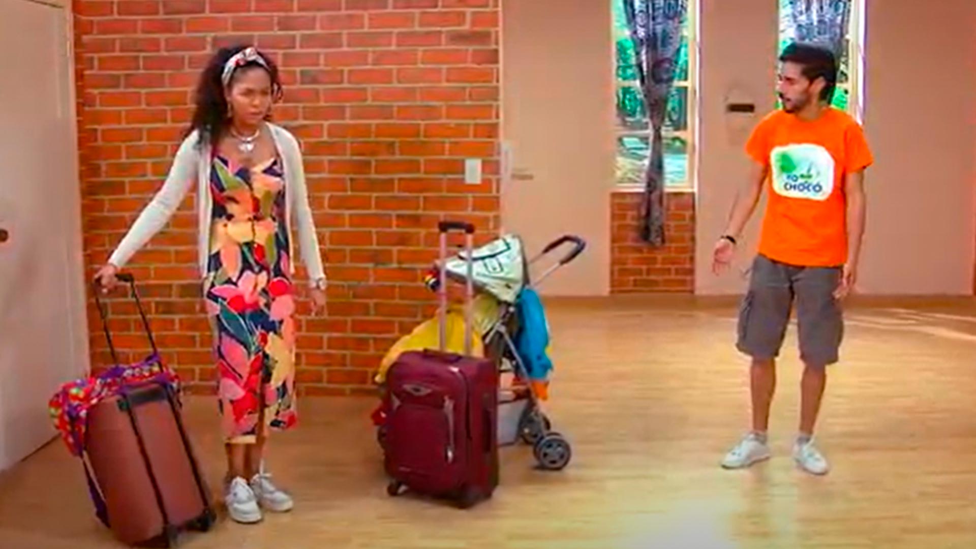 hombre y mujer hablando con maletas de viajes