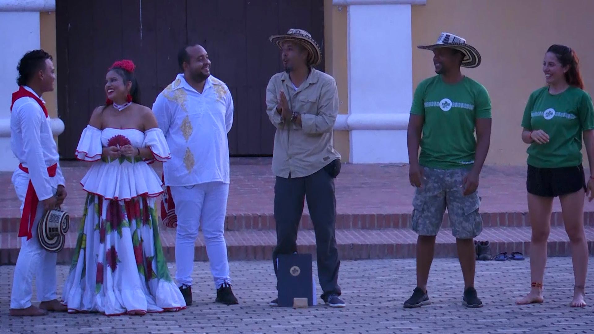 seis personas, listos para bailar cumbia con sombrero vueltiao, deportes extremos en colombia, conocer la cultura colombiana, series academicas, series colombianas, series de señal colombia, series online, series gratis