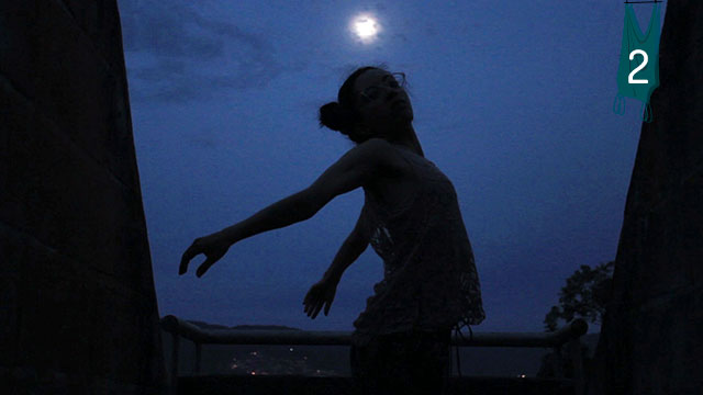 mujer bailando a la luz de la luna