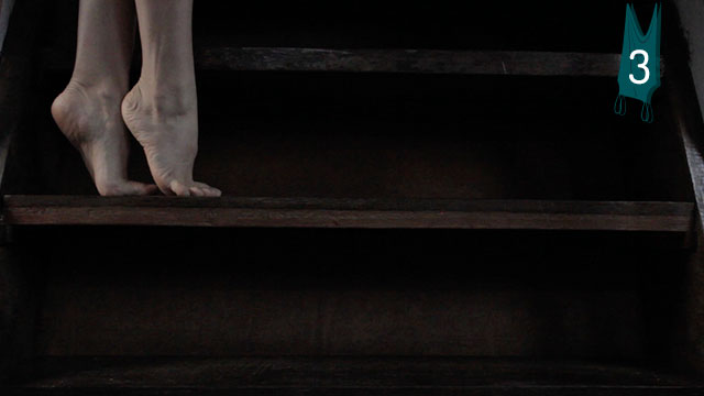 Pies descalzos sobre un escalón de madera