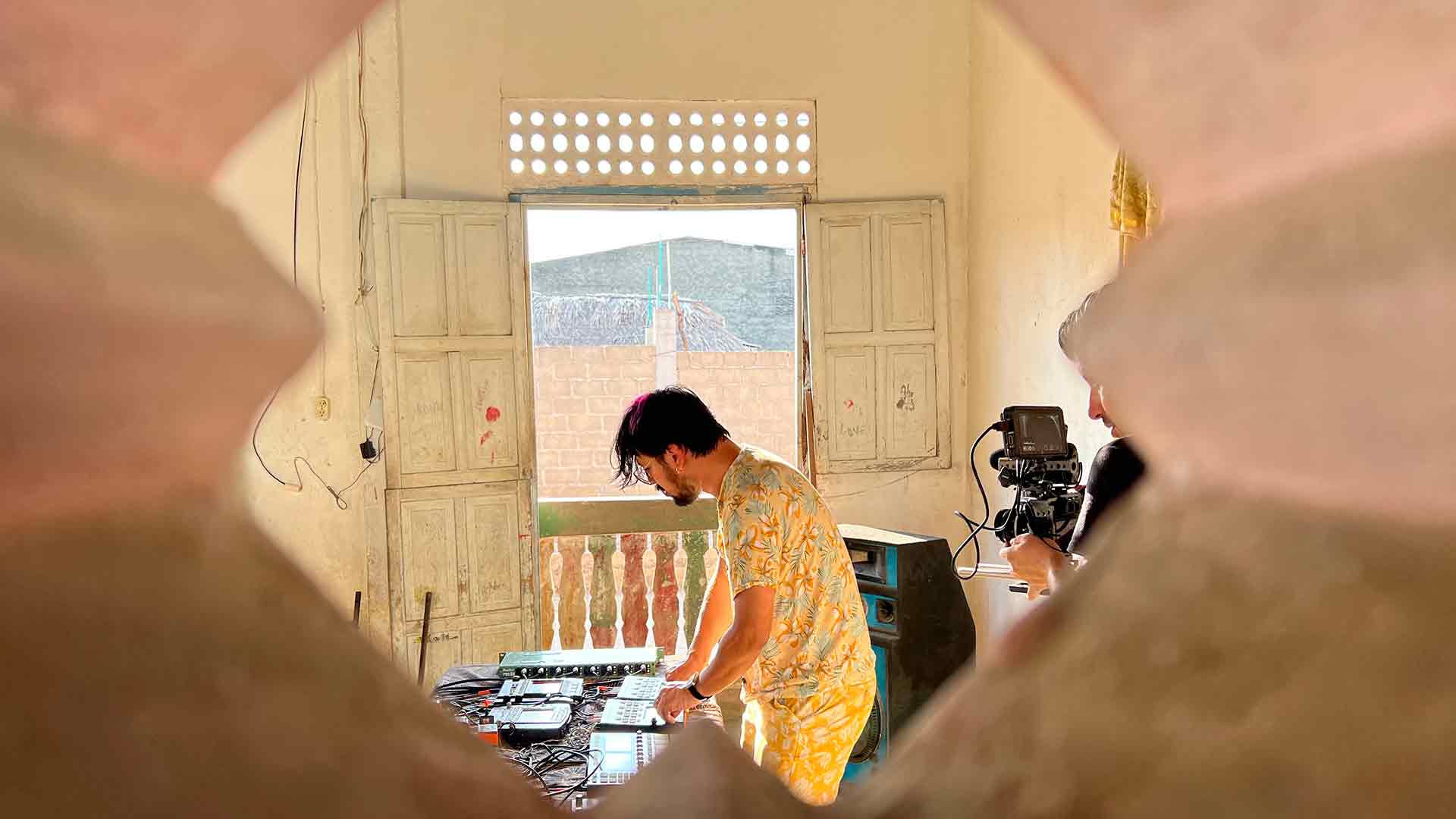 Cero39 interpreta Gute vibes en una casa colonial abandonada en Tolú, pueblo turístico del Caribe colombiano