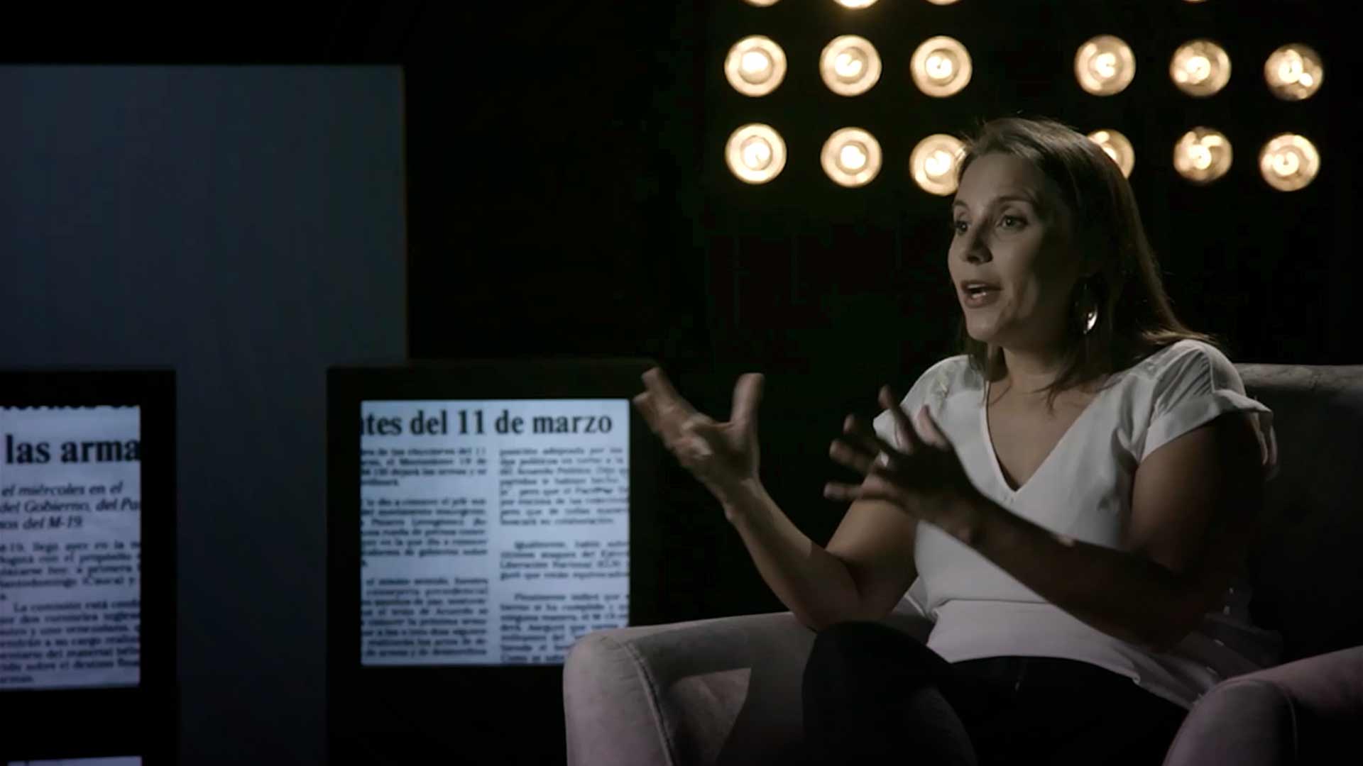 mujer hablando con reflectores