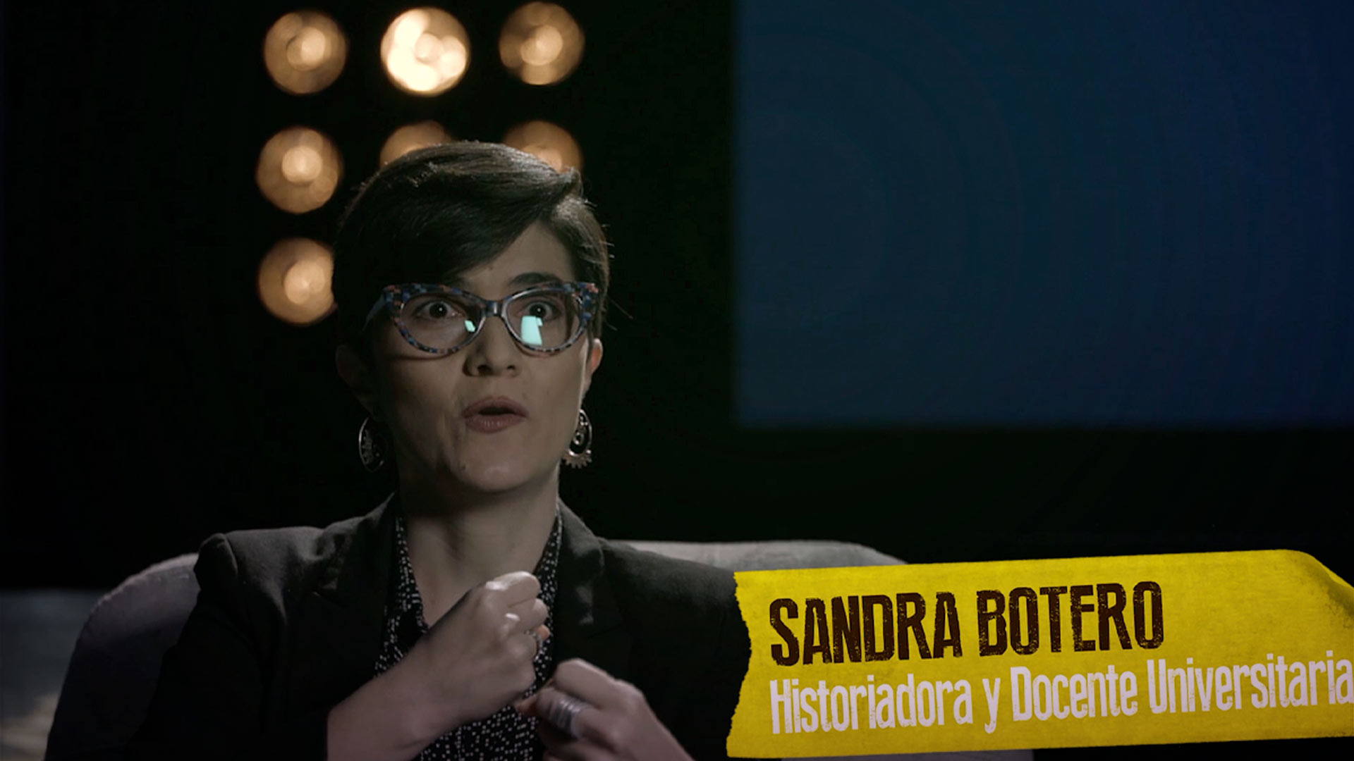 mujer hablando frente a cámaras