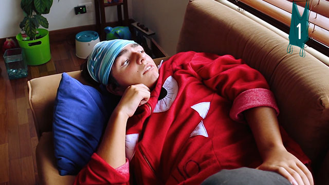 Joven autista recortado en el sofá