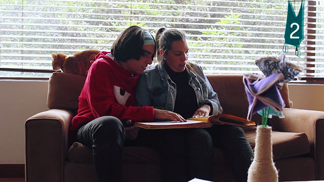 Simón y mamá- sentados en el sofá de su casa