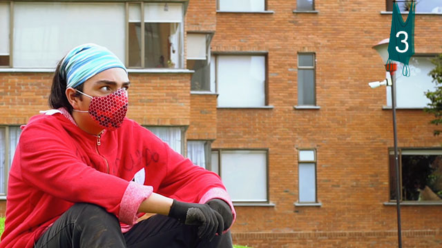 Simón con tapabocas en su conjunto