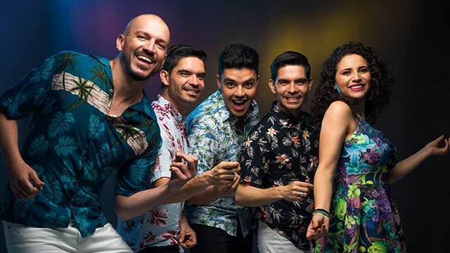 Grupo musical posando y sonriendo