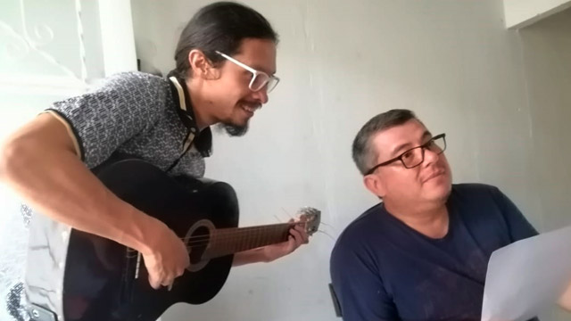 tocando guitarra junto al maestro